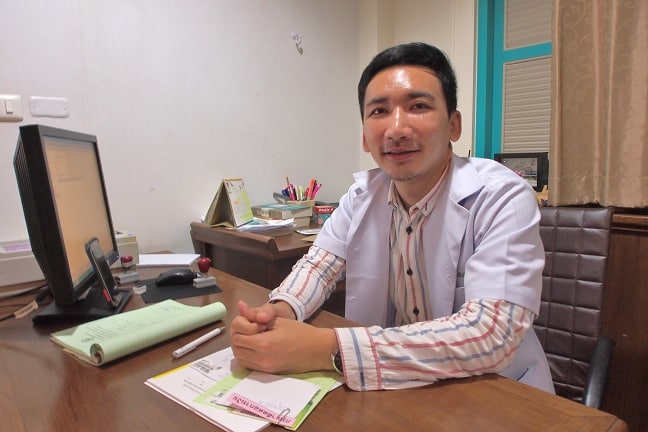 Dr.Atirat Puntam (JOM) at Chinese acupuncture department in TTCM