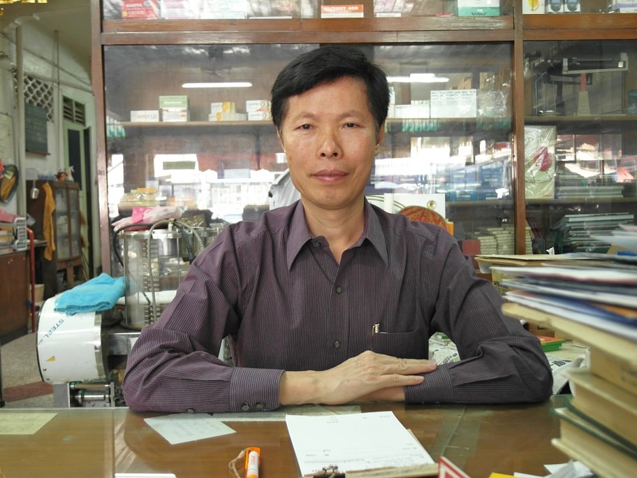 Acupuncturist Dr. Sheng Zhong Wang at Warorot market, Chiang Mai, Thailand