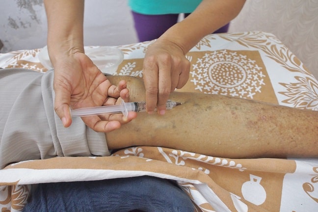 Akhila giving intramuscular ozone injection at Sias healing centre-Puducherry